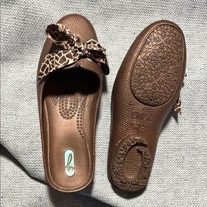 Elegant Brown Mules with Bow Accent-NWT